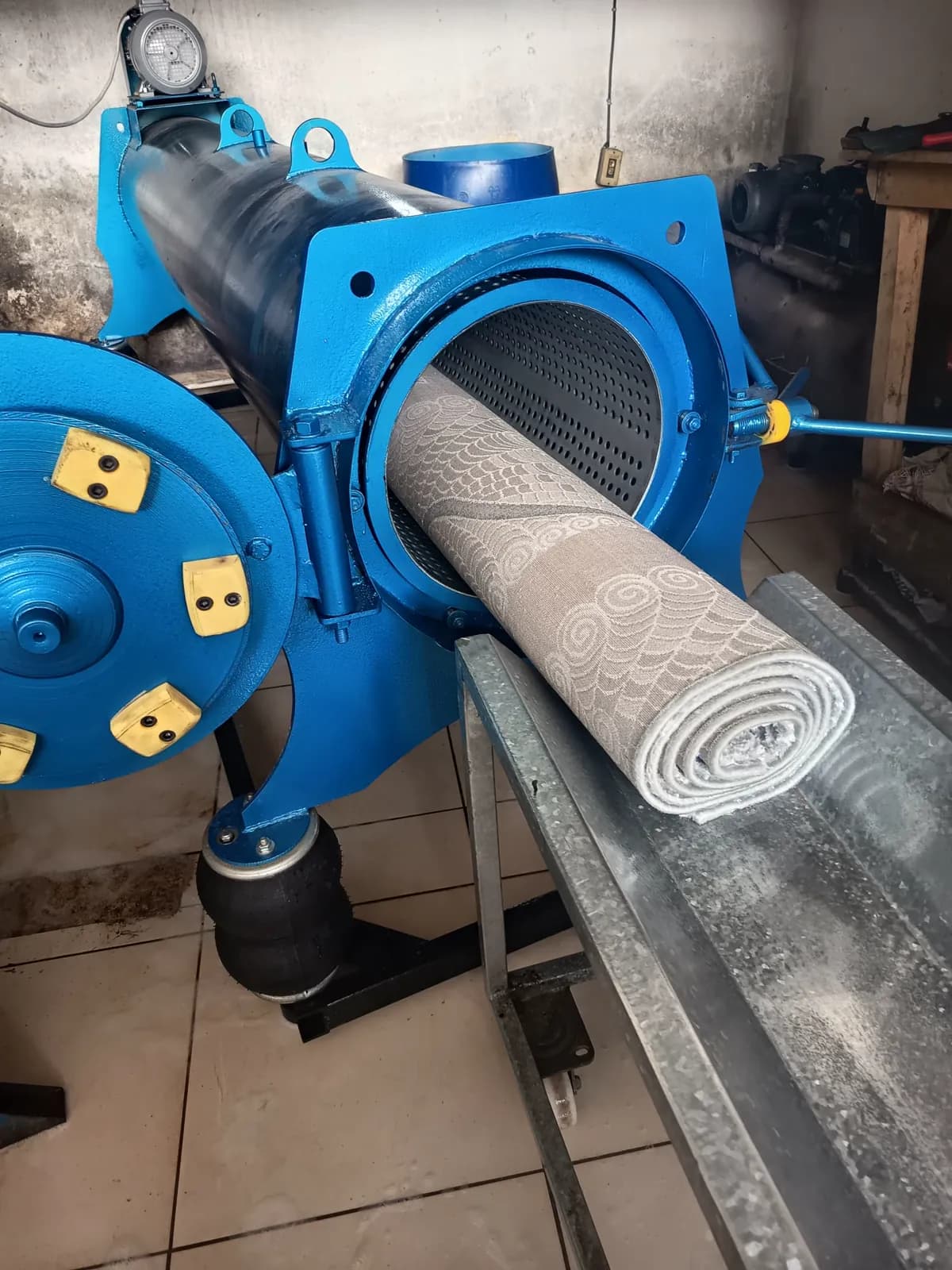 Yıkanan halının profesyonel santrifüj makinesinde sıkılması