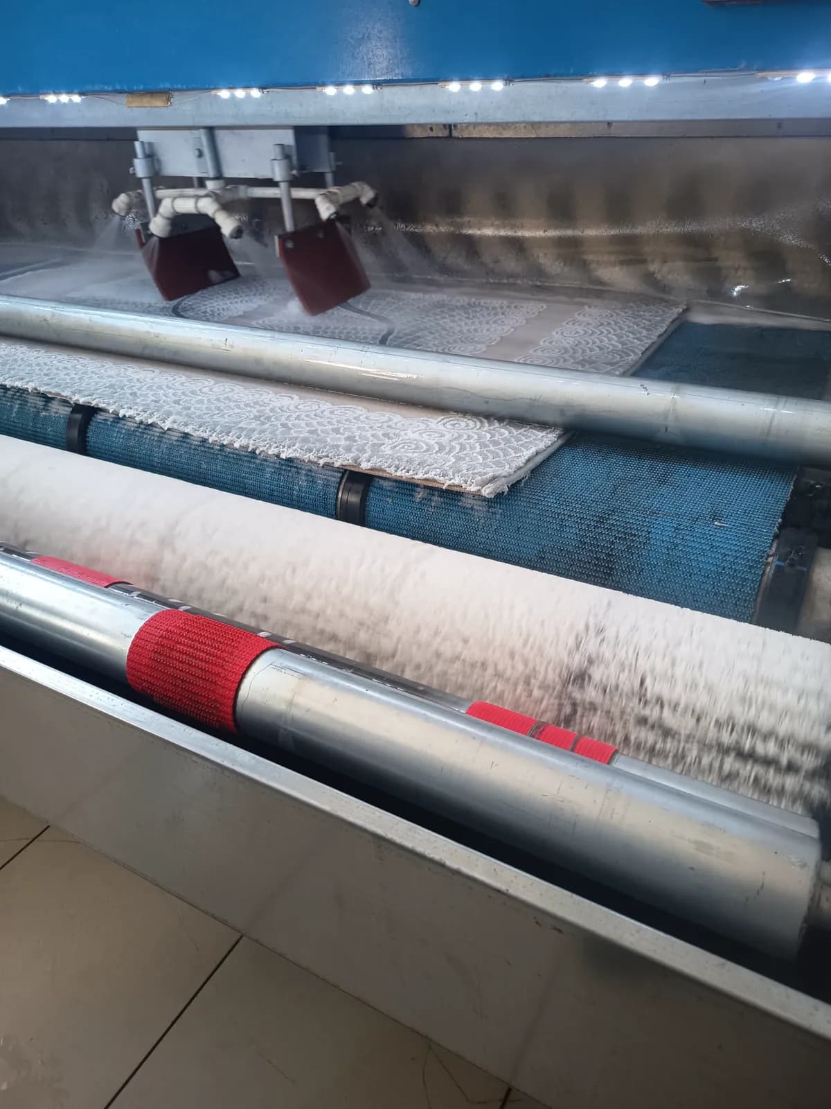 Erzincan Okyanus Halı Yıkama tesisinde otomatik fırçalı halı yıkama işlemi
