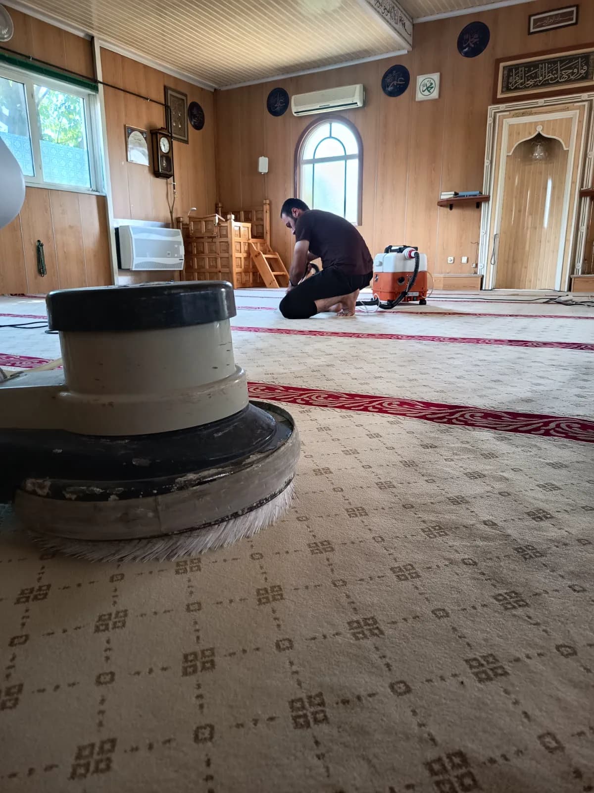 Okyanus Halı Yıkama ekibinin cami halısını profesyonel ekipmanla temizlemesi